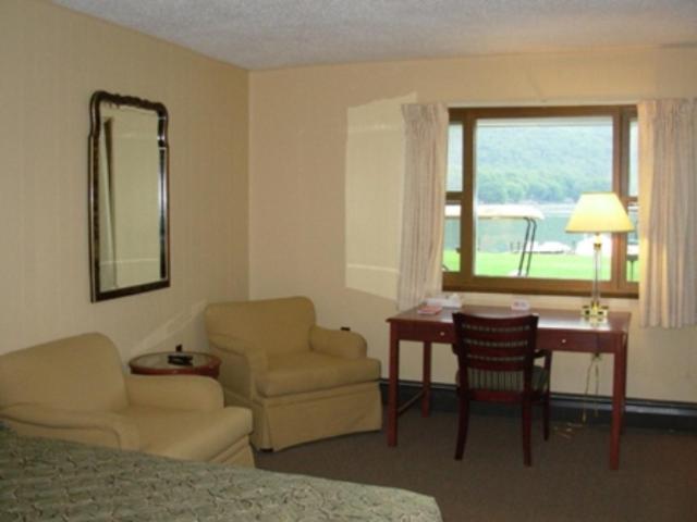 Red Carpet Inn On The Lake - Oneonta Δωμάτιο φωτογραφία