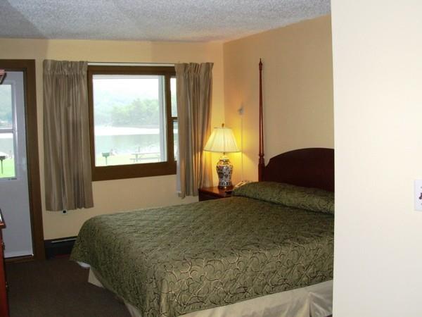 Red Carpet Inn On The Lake - Oneonta Δωμάτιο φωτογραφία