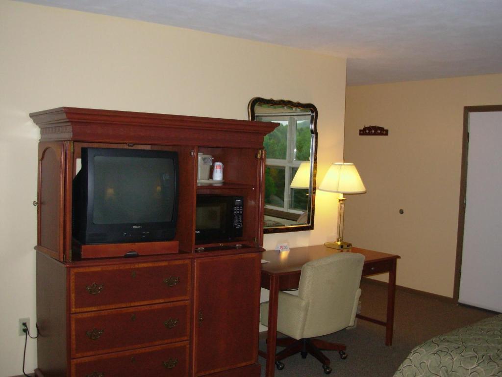 Red Carpet Inn On The Lake - Oneonta Δωμάτιο φωτογραφία
