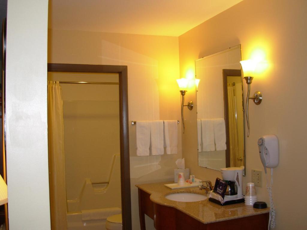 Red Carpet Inn On The Lake - Oneonta Δωμάτιο φωτογραφία