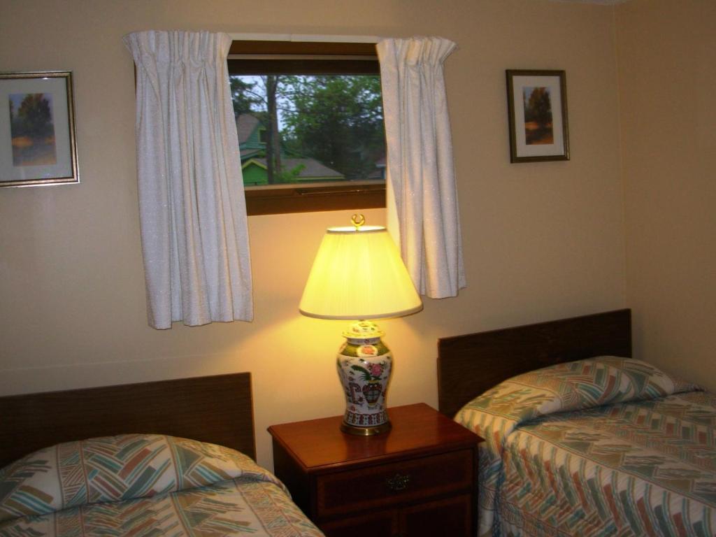 Red Carpet Inn On The Lake - Oneonta Δωμάτιο φωτογραφία
