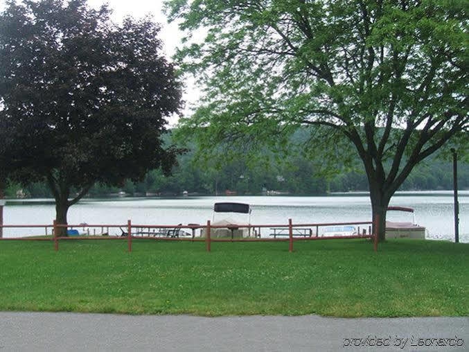 Red Carpet Inn On The Lake - Oneonta Εξωτερικό φωτογραφία