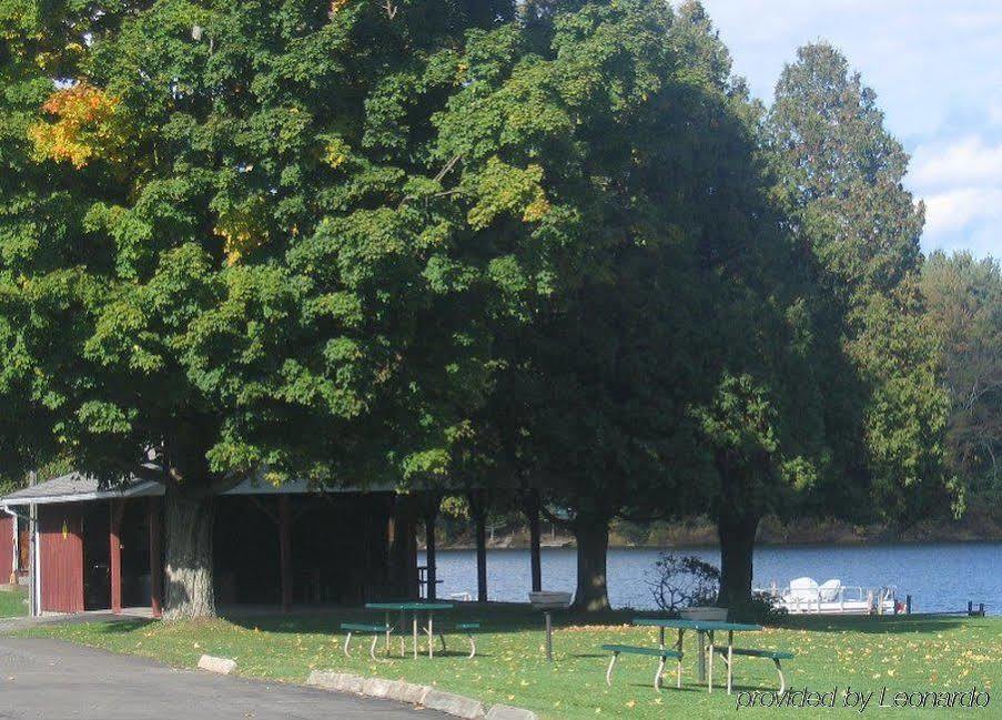 Red Carpet Inn On The Lake - Oneonta Ανέσεις φωτογραφία