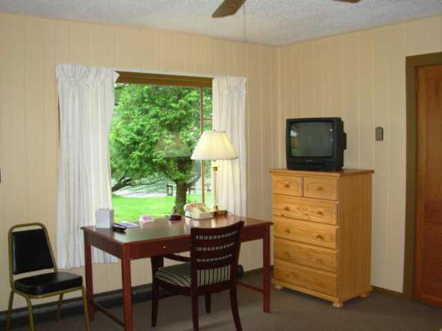 Red Carpet Inn On The Lake - Oneonta Δωμάτιο φωτογραφία