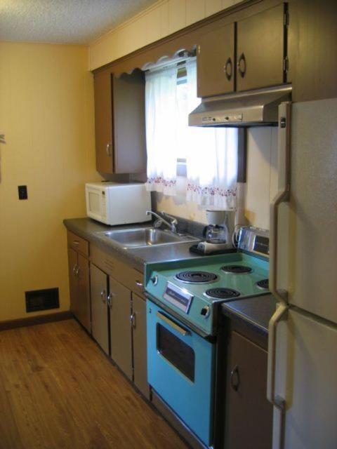 Red Carpet Inn On The Lake - Oneonta Δωμάτιο φωτογραφία