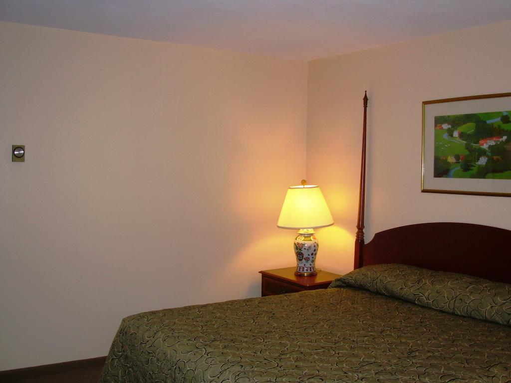 Red Carpet Inn On The Lake - Oneonta Εξωτερικό φωτογραφία