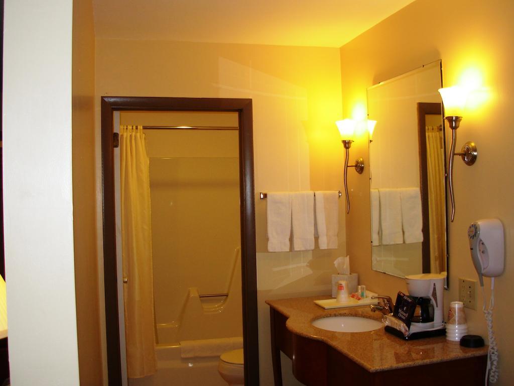 Red Carpet Inn On The Lake - Oneonta Εξωτερικό φωτογραφία