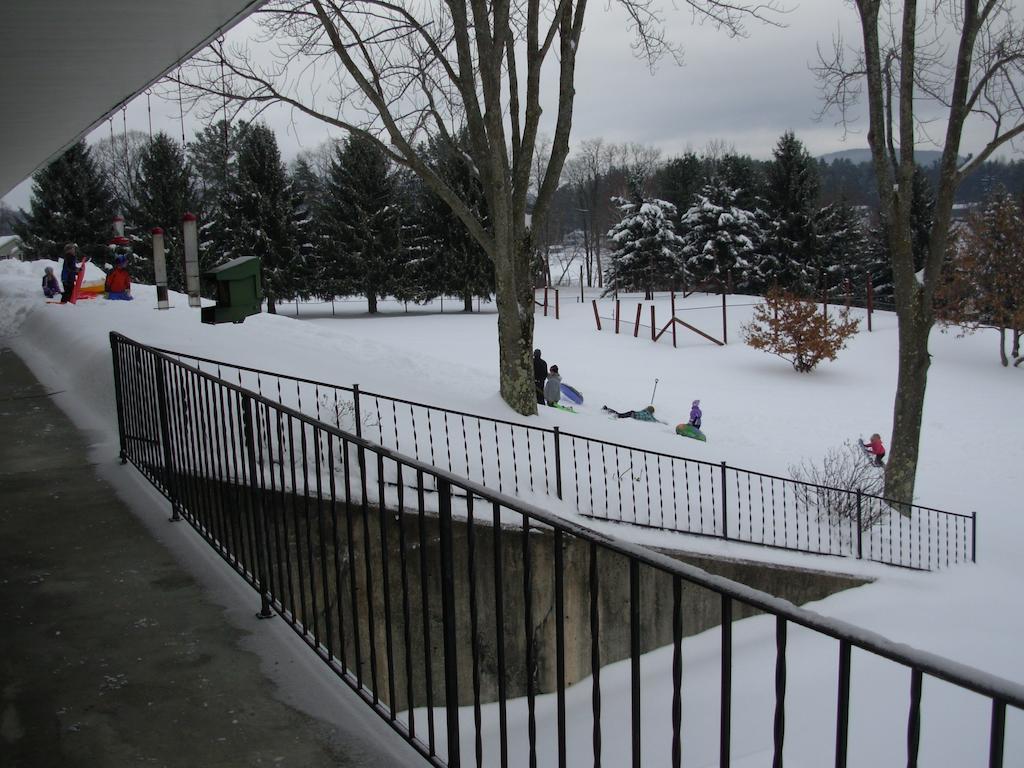 Red Carpet Inn On The Lake - Oneonta Εξωτερικό φωτογραφία